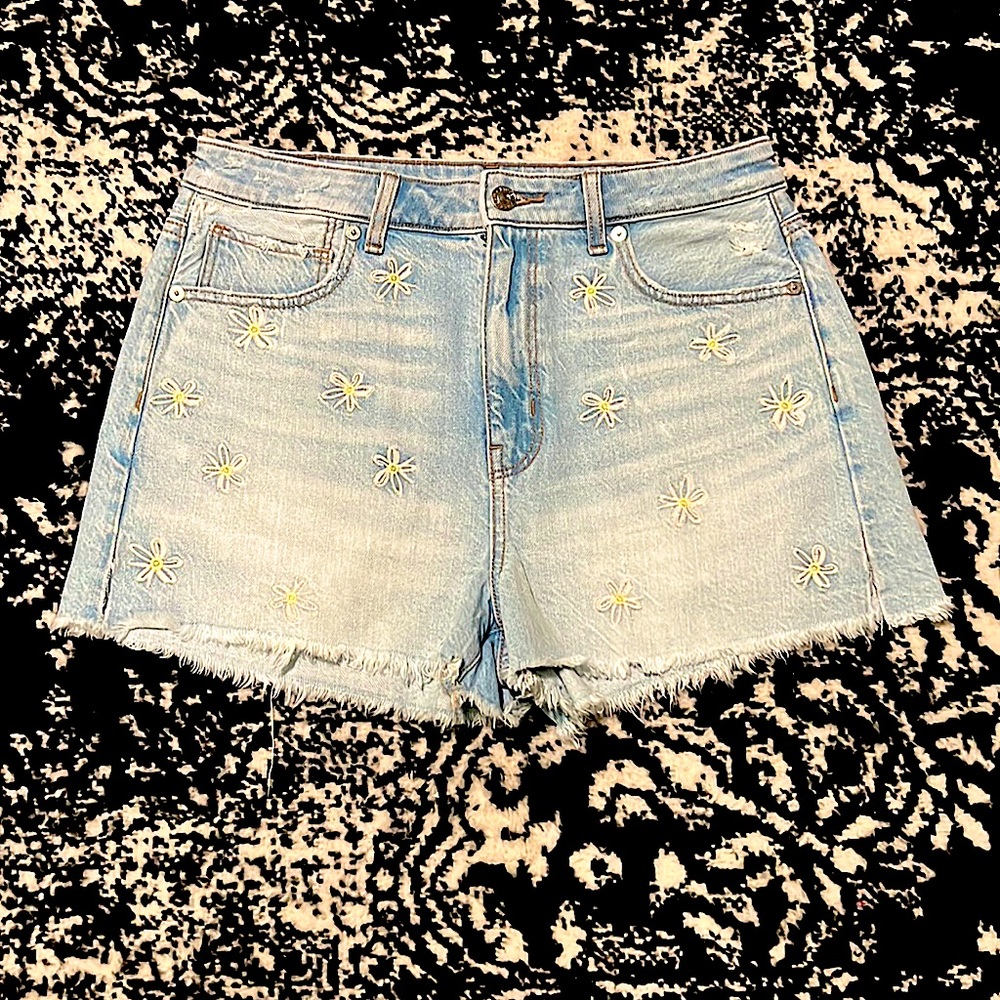 American Eagle Vintage Light Blue Washed Jean Shorts w/ Daisies, Size 6.